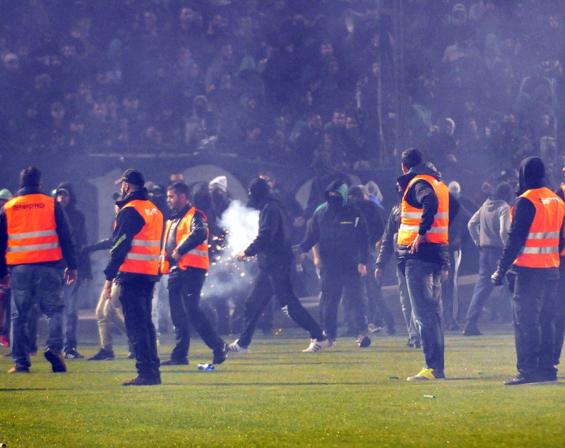 Haos la Atena. Derby-ul campionatului Greciei, anulat din cauza violenței / GALERIE FOTO&VIDEO