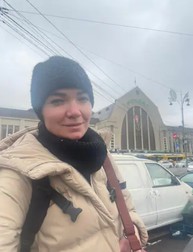 Cu rucsacul în spate, în drum spre gară