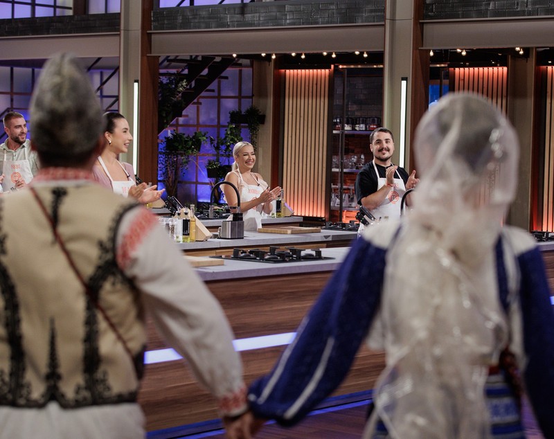 Incident neașteptat la MasterChef 2024. Un concurent leșină după ce își taie un deget: „L-am văzut cu mâna plină de sânge”