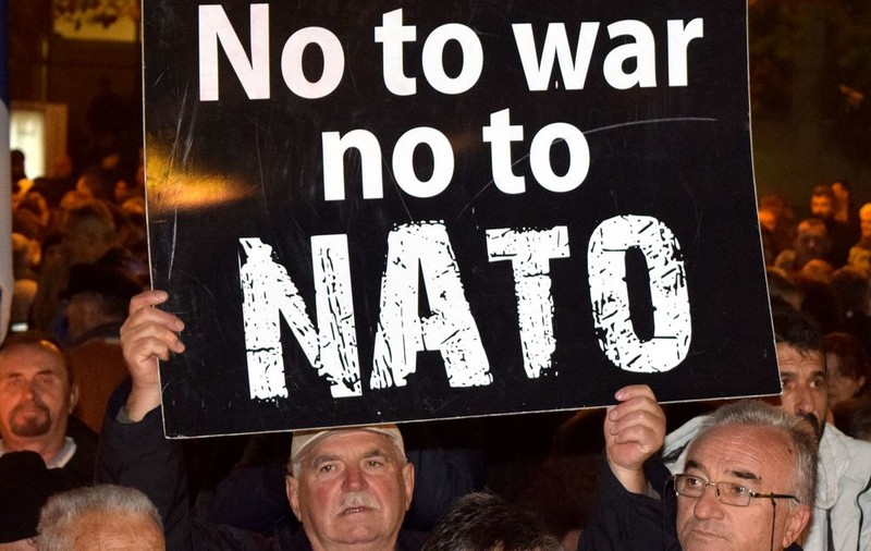 Mii de oameni au protestat în Muntenegru față de aderarea țării la NATO | VIDEO