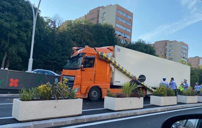 Limitatorul de înălțime de la intrarea în Pasajul Unirii, distrus de un TIR la câteva zile după redeschiderea pasajului