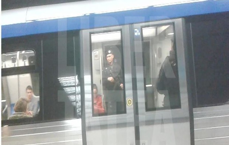 Jandarmi înarmați, în stația de metrou Unirii, din București | VIDEO