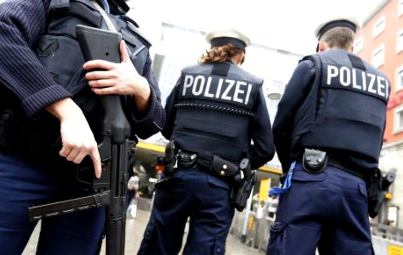O femeie din Germania și-a ținut soțul mort în casă timp de un an și jumătate. Cum au făcut polițiștii descoperirea macabră