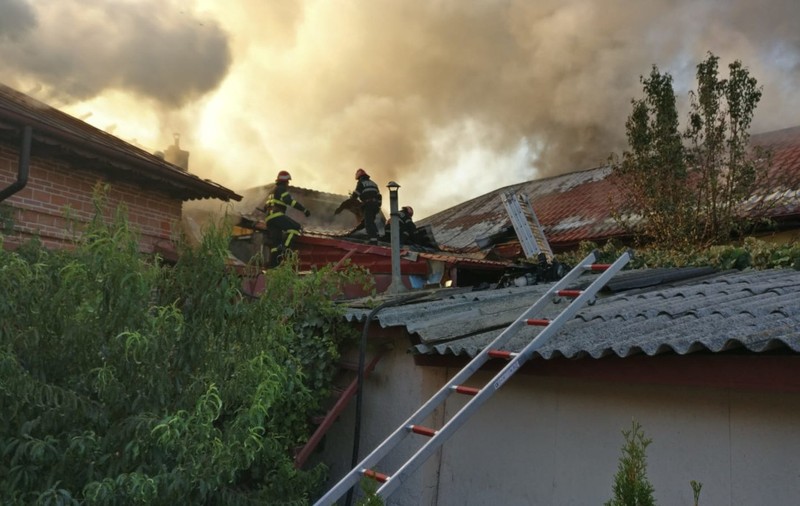 Şase gospodării din Tulcea, distruse de un incendiu pornit de la scânteile unei unelte. Focul s-a extins rapid, din cauza distanței mici dintre case