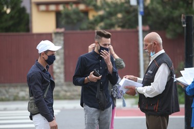 Dănuț și Denis intră în curtea Liceului Tehnologic Pamfil Șeicaru, din Ciorogârla