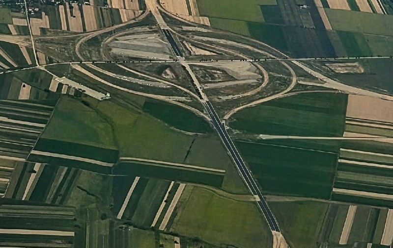 A început asfaltarea primului nod rutier de tip turbion din România, la Iași. Imagini de pe șantierul gigantului de 220 de hectare de pe Autostrada Moldovei A7