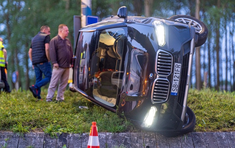 Șofer român de dubă arestat, după ce a răsturnat un BMW X6 într-un sens giratoriu din Olanda