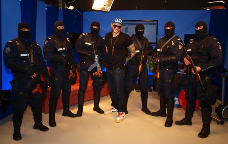 Rapperul român care a cântat cu Akon, încătuşat de mascaţi! 
