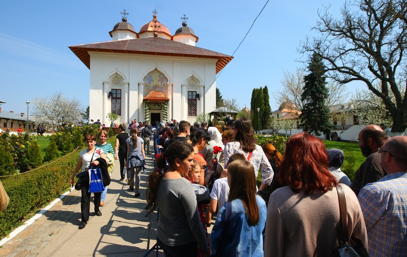 VIDEO / Vacanțele de Paște și 1 Mai se apropie. Românii preferă litoralul și mănăstirile din Moldova