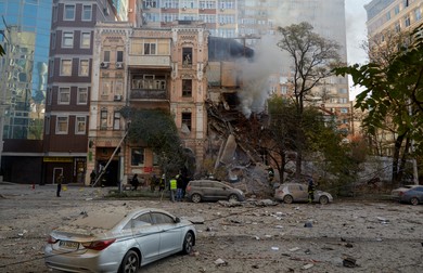O clădire rezidențială din Kiev a fost distrusă în atacurile de luni asupra capitalei ucrainene. Foto: EPA