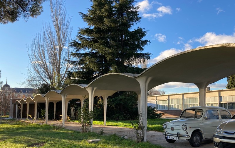 Un micuț Seat 600 e parcat de 60 de ani în același loc, la Madrid. Povestea din spatele mașinii legendare în Spania