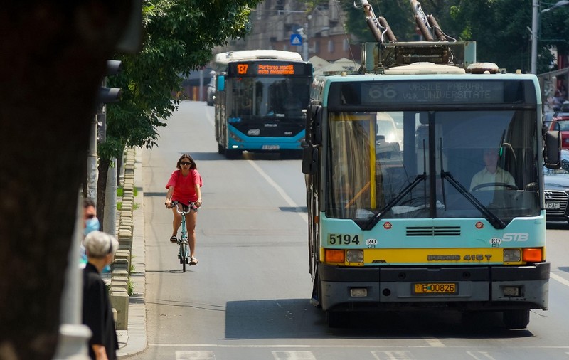 Toți șoferii STB care erau liberi, chemați de acasă. Toate autobuzele și troleele pe traseu în București, din cauza grevei spontane de la metrou