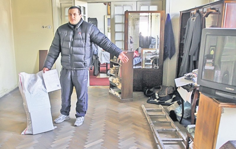 Proprietarul unui imobil de pe Berzei, unde se construieşte noul bulevard Uranus, e disperat: «Îmi taie casa pe jumătate» 