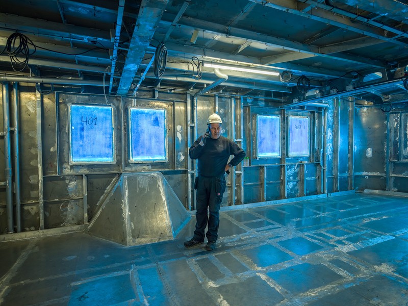 Ion Miron pe o navă în construcție în șantierul naval Karstensens, Skagen, Danemarca