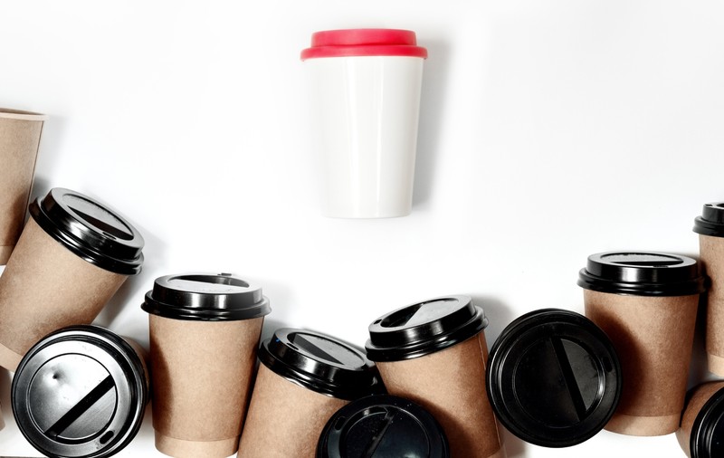 Cartonul vs. plastic. Tu ce pahare alegi intre cele doua variante?