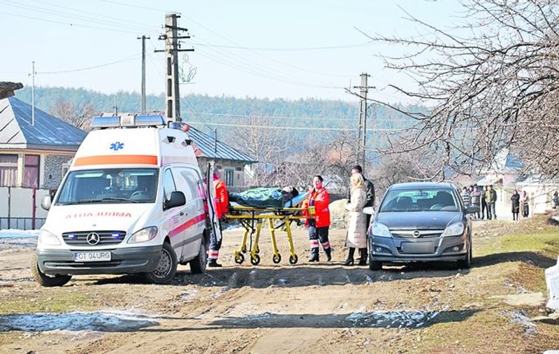 Poliţista cuţitară, luată iar cu ambulanţa