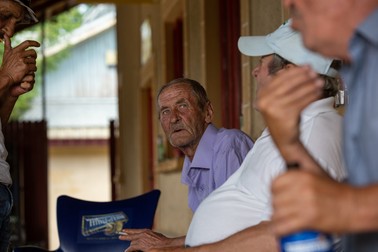 Politica de la centru este intens dezbătută la barul din Pogoneşti