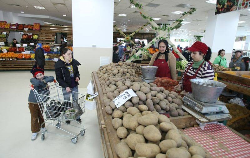 DIN NOU SCUMPIRI. Prețurile la legume, fructe şi carburanți au crescut cel mai mult 