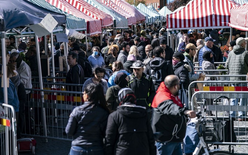 O piață aglomerată din Malmo, pe 25 aprilie FOTO: EPA