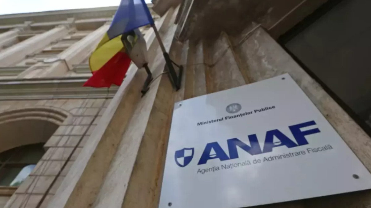 O placă montată pe fațada unei clădiri oficiale, pe care scrie „ANAF – Agenția Națională de Administrare Fiscală” și „Ministerul Finanțelor Publice”.