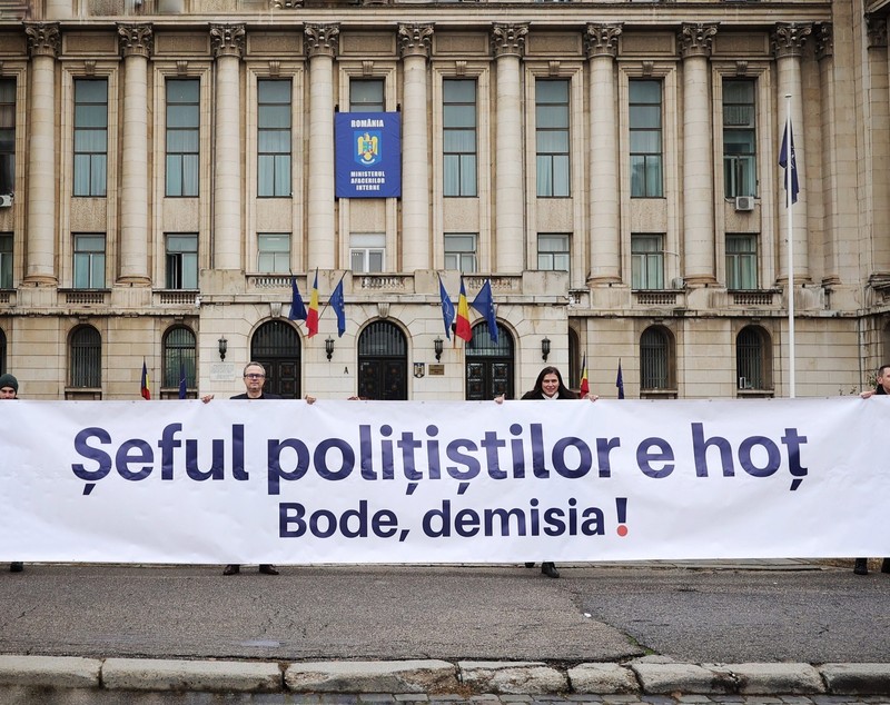 Protest în fața MAI și la Cotroceni. USR cere demiterea ministrului Lucian Bode, acuzat de plagiat
