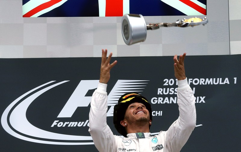 Lewis, din nou DE VIS. ^Britanicul a câștigat cursa de duminică, de la Austin, SUA, și și-a asigurat al treilea titlu mondial Formula 1 din carieră
