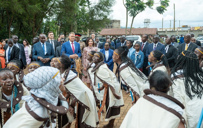 A treia zi a vizitei lui Klaus Iohannis în Kenya. Președintele a mers la o școală de fete, alături de Carmen Iohannis