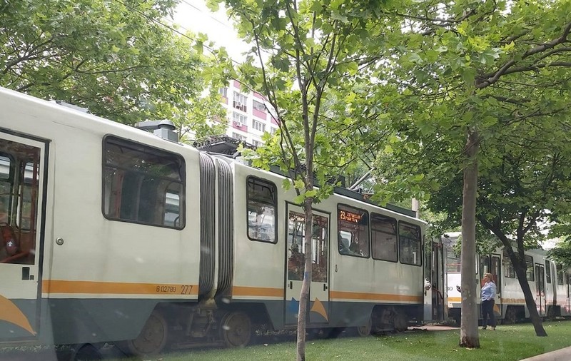 Trei linii de tramvai, blocate în zona Dristor din București aproape o oră. Care a fost cauza