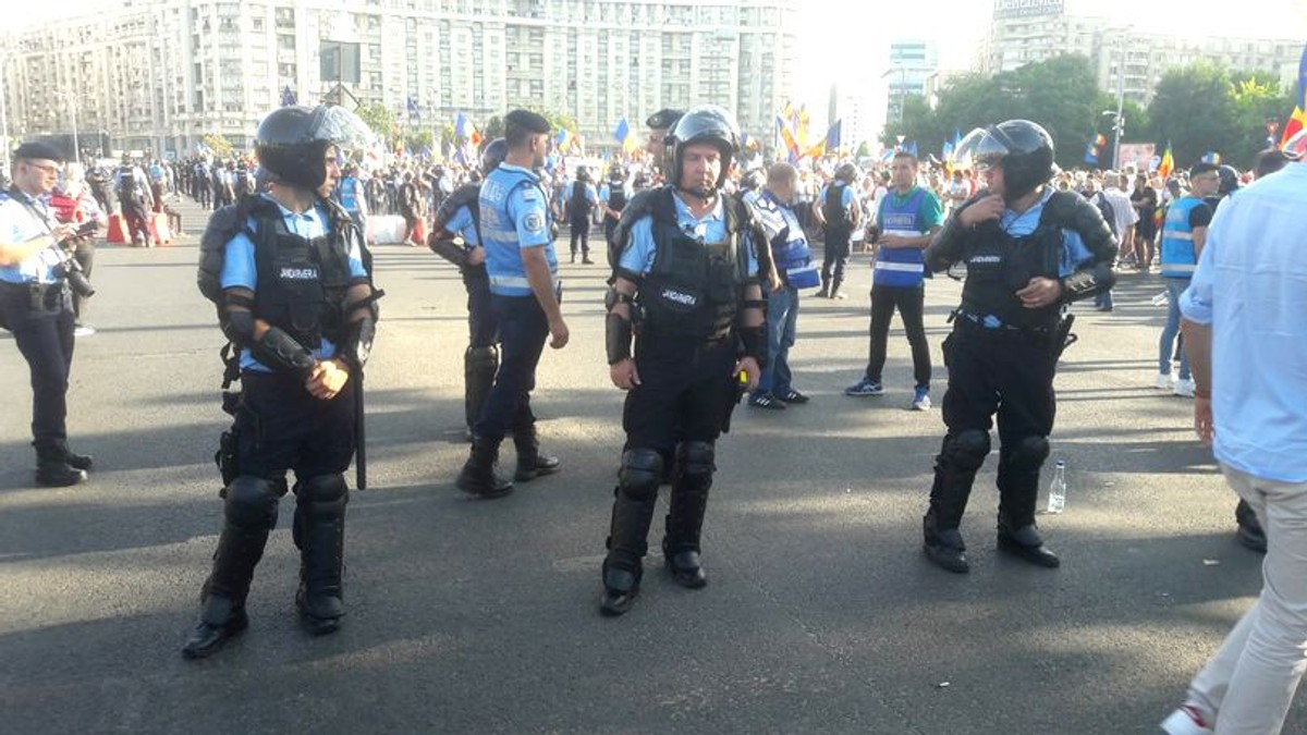 Trei dintre agresorii jandarmilor de la protestele din 10 august, percheziționați de Poliția Capitalei