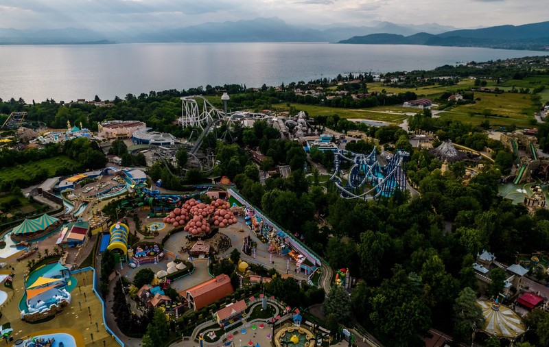 Turiștii cer banii înapoi de la parcul de distracții Gardaland din Italia, după ce „un nor de țânțari ne-a atacat brutal și am fugit”