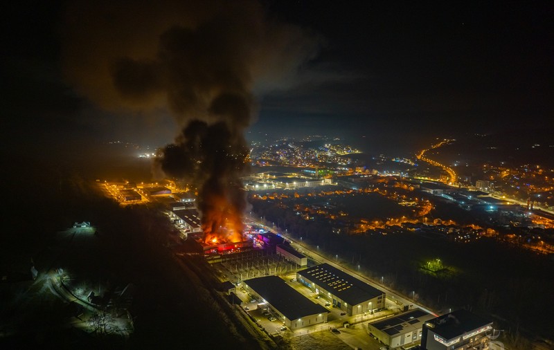 Incendiu puternic la o hală din parcul industrial Tetarom din Cluj-Napoca. Intervin pompieri din Alba și Sălaj |  VIDEO