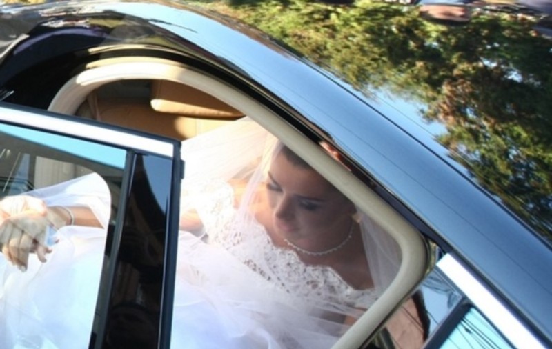 CE FĂCEAU EBA ŞI SYDA, ÎN MAŞINĂ, în drum spre biserică? Măreşte imaginea să afli