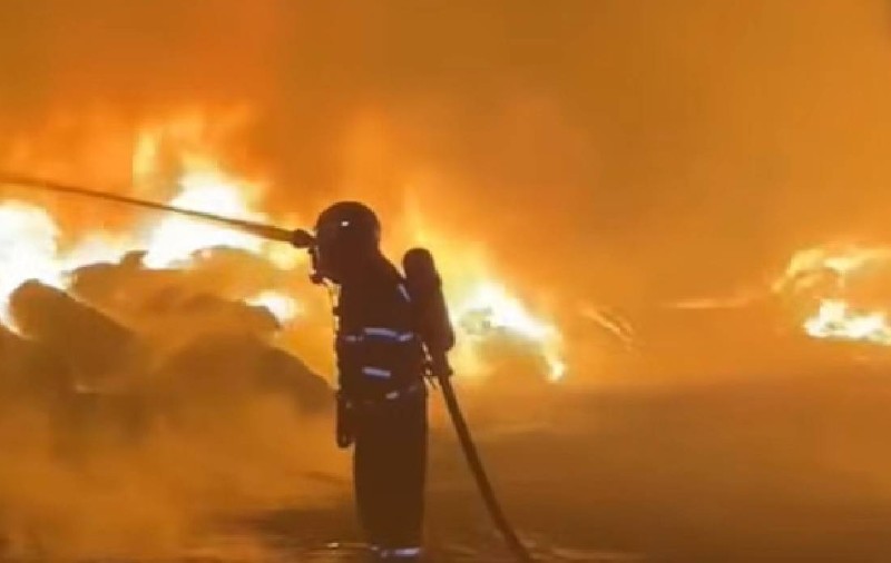 Incendiu cu nor toxic de fum pe 5.000 de metri pătrați la un depozit de plastic din Giurgiu. A fost emis mesaj RO-ALERT