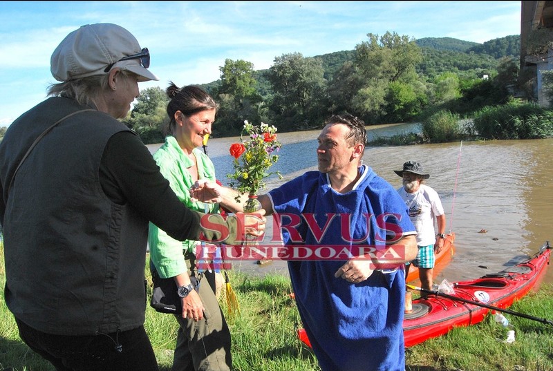Avram Iancu a fost felicitat de admiratori după terminarea antrenamentului în râul Mureș