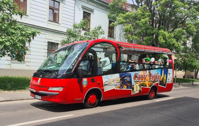Plimbări de agrement la Oradea cu autobuzul turistic, în weekend. Cât costă o călătorie