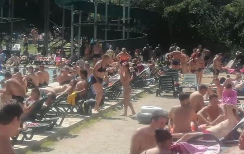 Umăr la umăr la piscinele din vestul țării. Turiștii s-au înghesuit și pe munte