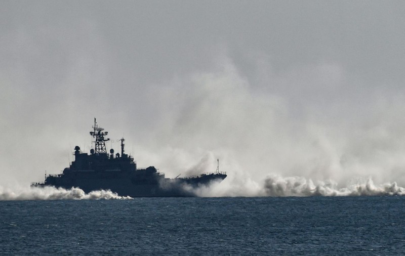 VIDEO: „Nava Cezar Kunikov a fost scufundată”. Ucraina publică imagini cu atacul cu drone maritime asupra navei ruse din Marea Neagră