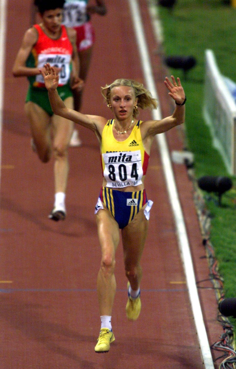 SEV29-19990827-SEVILLE, SPAIN: Romanian Gabriela Szabo raises her arms as she approaches the finish line winning women's 5,000m final ahead of MoroccoÇs Zahra Ouaziz at the IAAF World Championships in Athletics in Seville, Friday 27 August, 1999. (ELECTRONIC IMAGE) EPA-PHOTO/EPA/JANEK SKARZYNSKI/STF/so/ow