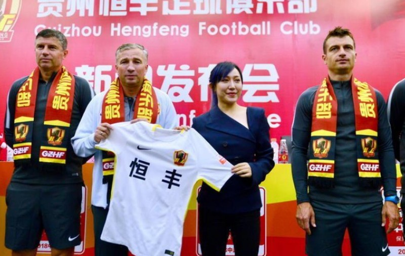 ”Bursucul”, prezentat oficial. Primele imagini de la sosirea lui Dan Petrescu în China. Antrenorul român, așteptat de fani la aeroport