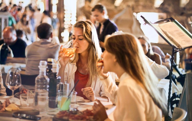 (P) Care sunt problemele cu care se confrunta clientii restaurantelor si cum pot fi evitate?