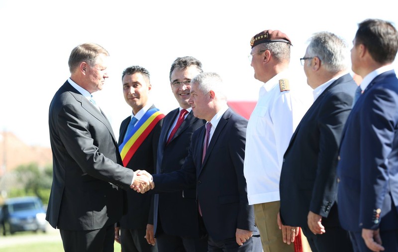 Președintele Iohannis s-a întâlnit cu ministrul Apărării; Tema discuției: Planul de înzestrare a Armatei României pentru 2017 - 2026