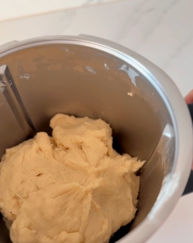 Rețeta de pâine dulce recomandată de Elwira Petre. Preparatul este ideal pentru micul dejun sau o gustare