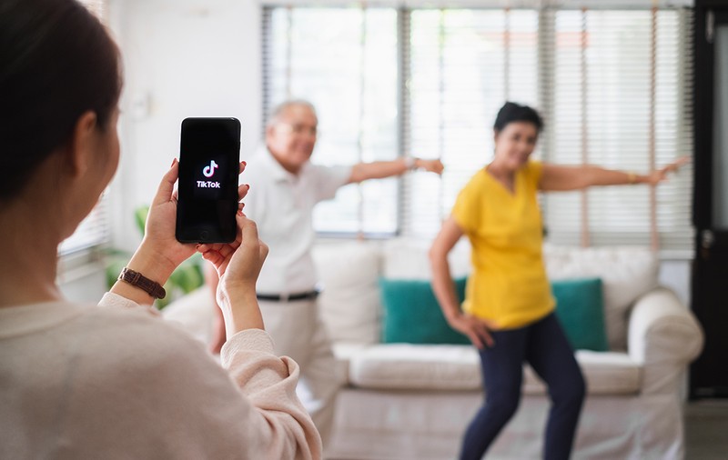 Au peste 60 de ani și sunt vedete pe TikTok. Cine sunt influencerii seniori care câștigă sute de mii de euro
