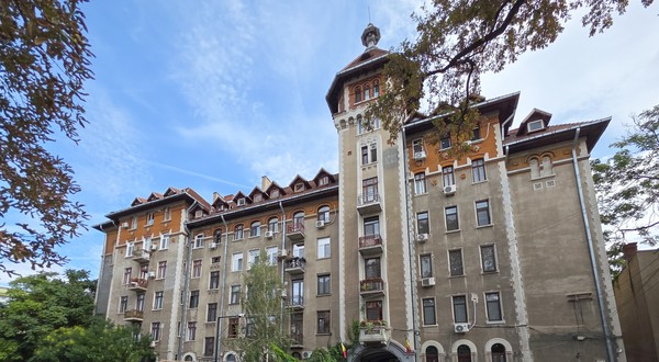 Blocul C.A.M. din Piața Lahovary