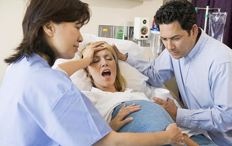 Nașterea acasă, asistată de o persoană care oferă doar sprijin psiho-emoțional. Ce spune Ministerul Sănătăţii despre reglementarea "doula" ca ocupație în România