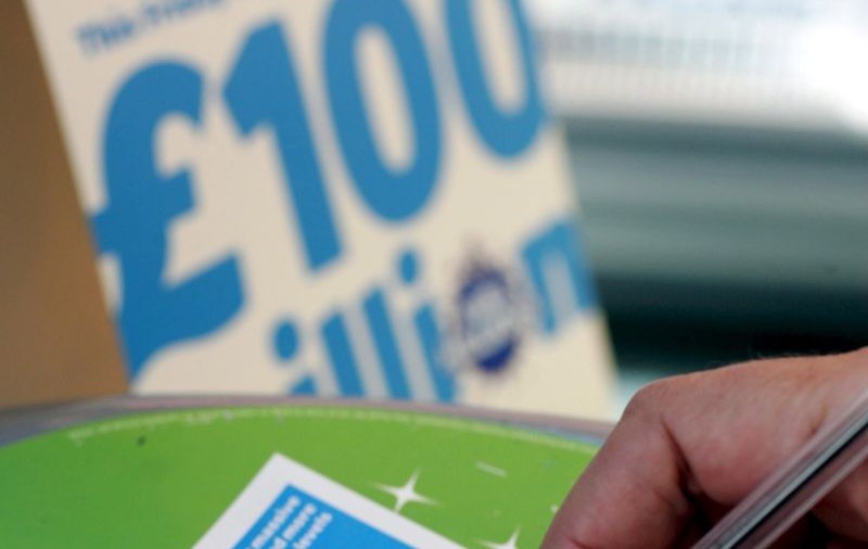 A câştigat 26.000.000 £ la Loto, dar îi donează oraşului