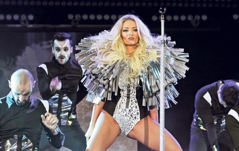 EXCLUSIV / Delia dansează până la epuizare cu o echipă de balerini