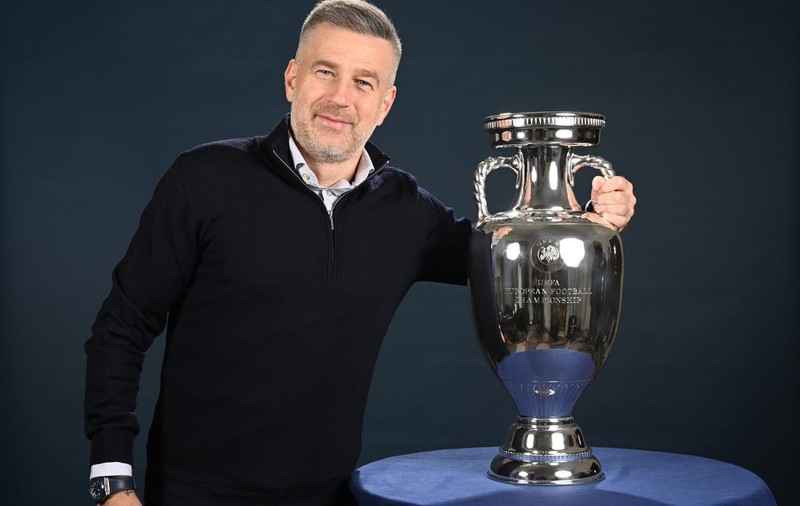 Edi Iordănescu a pus mâna pe trofeu, la ședința foto UEFA, de la tragerea la sorți a grupelor Euro 2024