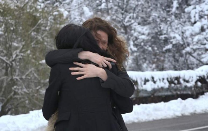 Pelerinaj în locul în care a murit Anca Pop. Mama și sora artistei au aprins lumânări