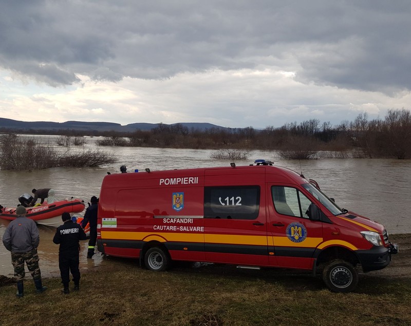 UPDATE: Două persoane sunt izolate pe o insuliță formată în urma revărsării apelor, în Brașov. Pompierii intervin să le salveze/ FOTO&VIDEO